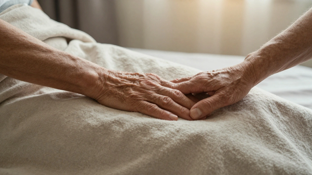 Deux mains se touchant doucement sur une couverture pliée, symbole du contact bienveillant dans un massage à domicile.