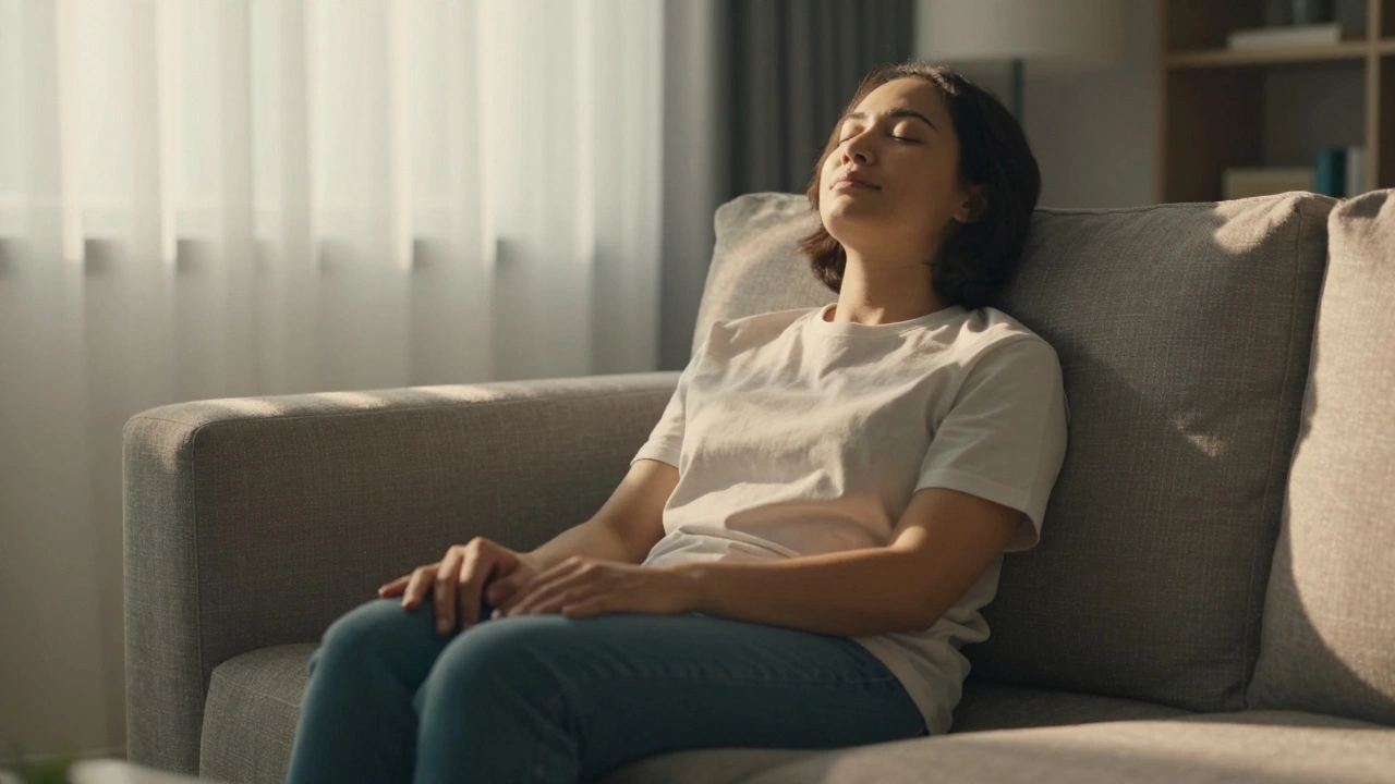 Personne relaxée sur canapé baignée par la lumière douce.